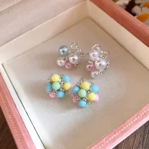 Boucles d'oreilles élégantes en perles et nœud argenté avec clous colorés en boîte cadeau.