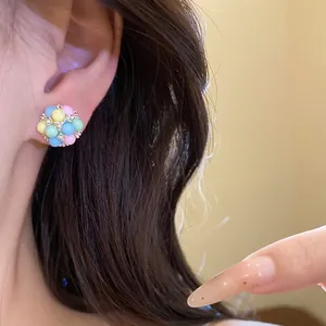 Charmantes boucles d'oreilles clous en perles pastel colorées au design romantique élégant