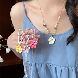 Collier Perlé à Fleurs Colorées d'Été pour Femmes Doux Fait à la Main en Résine Pendentif Floral Chaîne de Clavicule Bijoux pour Vacances
