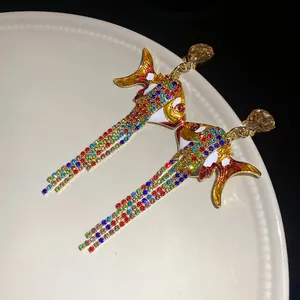Detailansicht der luxuriösen bunten Fisch Quastenohrringe mit Strasssteinen und Goldfinish