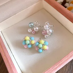 Deux paires de boucles d'oreilles élégantes avec perles pastel et nœuds en zircon