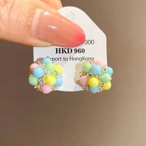 Gros plan de boucles d'oreilles grappes de perles pastel avec des accents brillants