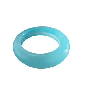 Elegante bracciale rigido in resina azzurra con design circolare geometrico per donna
