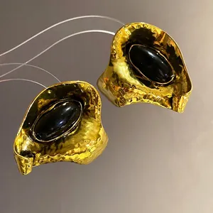 Boucles d'oreilles vintage dorées martelées avec incrustation résine noire.
