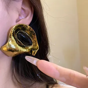 Boucles d'oreilles clous géométriques dorées vintage avec centre en résine ovale noire