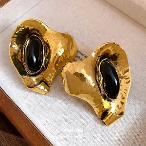 Boucles d'oreilles vintage dorées avec résine noire ovale et design géométrique chic