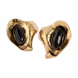 Boucles d'oreilles vintage dorées géométriques avec un centre en résine noire ovale