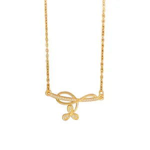 Elegante collar de acero de titanio dorado con un colgante curvo de circonitas brillantes