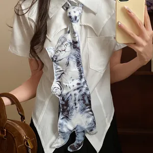 Vue détaillée du collier cravate avec imprimé chat unique pour un look tendance et cool