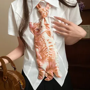 Vue détaillée d'une cravate unique avec un motif de chat roux très réaliste