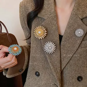Broche Fleur en Cuivre Plaqué Or 18k de Luxe pour Femme Broche Soleil Strass Perle Artificielle Bijoux de Mariage Élégants