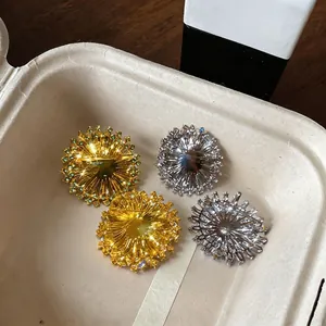 Élégantes broches fleurs plaquées or 18 carats avec zircons étincelants en coffret cadeau