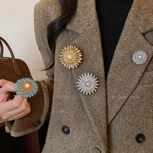Gros plan de broches exquises en fleurs et perles plaquées or 18 carats sur un blazer