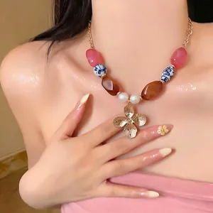Collar de Perlas Artificiales con Flores de Cerámica Estilo Vacaciones en la Playa para Mujer Gargantilla Colgante de Resina Joyería