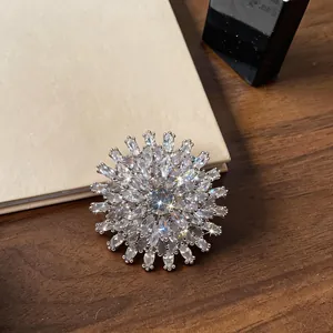 Gros plan d'une broche fleur en zircon étincelant avec des pétales de cristal complexes