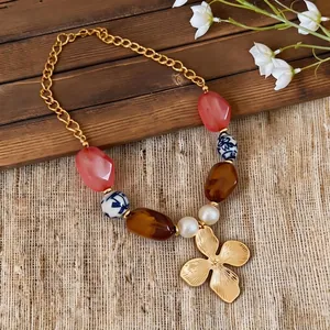 Collar bohemio para vacaciones con cuentas de cerámica y colgante de flor dorada