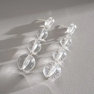 Gros plan de boucles d'oreilles pendantes en perles de cristal rondes