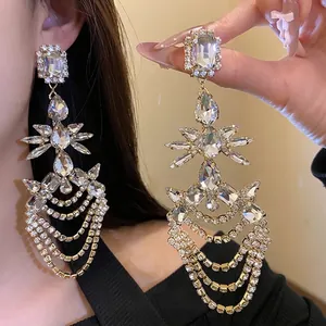 Eleganti orecchini pendenti in argento con cristalli geometrici e nappe di strass