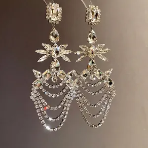 Orecchini pendenti eleganti con strass geometrici e nappe a goccia in argento sterling