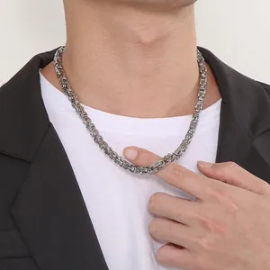 Modèle professionnel portant une chaîne byzantine audacieuse en acier au titane pour hommes.