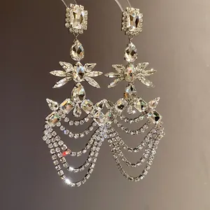 Scintillanti nappe di strass geometrici in argento per orecchini di lusso in dettaglio