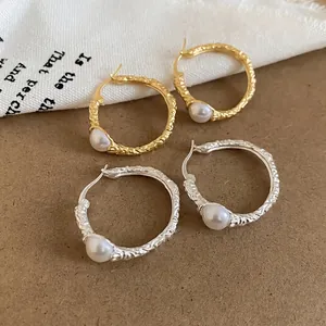 Orecchini a cerchio vintage a forma di C stropicciata con perle per un look di lusso