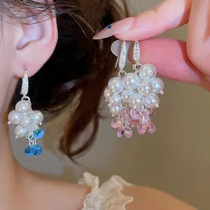 Eleganti orecchini di perle a grappolo stile francese con cristalli e ganci in zircone.
