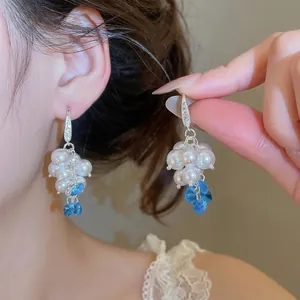 Eleganti orecchini a perla a grappolo d'uva con cristalli blu e ganci in zircone