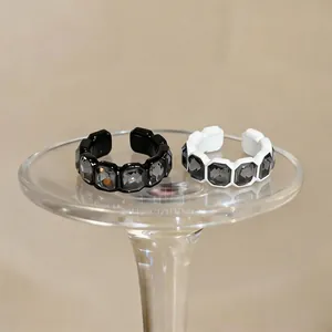 Primo piano di anelli vintage con cristalli grigi esagonali eleganti in nero e bianco