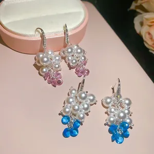 Eleganti orecchini a grappolo di perle stile francese con dettagli in zircone