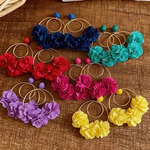 Orecchini a cerchio con fiori in chiffon multicolore e ago in argento per stile vacanza.