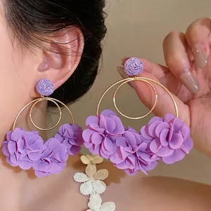 Eleganti orecchini a cerchio con fiori in chiffon viola e accenti in rafia da donna