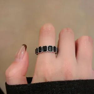 Anello vintage color argento con pietre nere taglio smeraldo indossato sulla mano