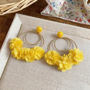 Orecchini a cerchio fatti a mano con fiori in chiffon giallo per uno stile trendy da vacanza