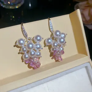 Dettaglio macro degli orecchini pendenti a uva con perle e zirconi stile francese