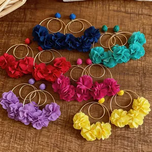 Orecchini a cerchio fatti a mano con fiori di chiffon per un look bohémien chic