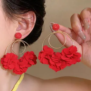 Eleganti orecchini a fiore in chiffon rosso con cerchi dorati e perno in rafia da mare