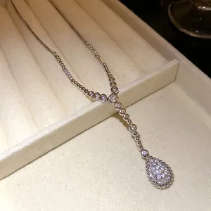 Nahaufnahme einer eleganten silbernen Tropfenkette mit funkelnden Zirkonia-Steinen.