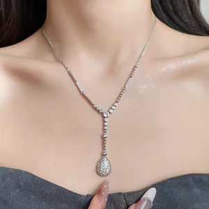Detailansicht einer silbernen Zirkonia-Halskette mit elegantem Tropfenanhänger