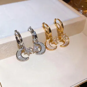 Boucles d'oreilles créoles élégantes avec étoile, lune, nacre et zircons brillants