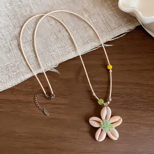 Collana con ciondolo a fiore in resina bohémien con perline fatte a mano per l'estate