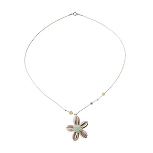 Elegante collana estiva con fiore in resina e perle verdi su catena sottile regolabile