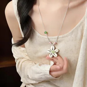Dettaglio macro di una collana di perle a fiore di conchiglia estiva su un modello