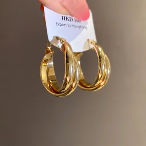 Pendientes de aro entrelazados chapados en oro de 18 quilates con diseño retro minimalista.