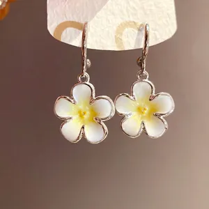 Eleganti orecchini a sospensione a fiore in smalto con ago in argento e petali bianchi e gialli