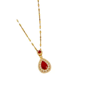 Elegante collana placcata oro con ciondolo in zircone rosso a goccia e dettagli in diamanti