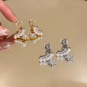 Élégantes boucles d'oreilles clip étoile en zircon et perle plaquées or 14 carats