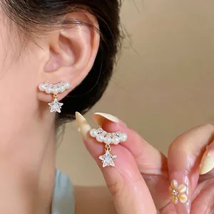 Élégantes boucles d'oreilles clip étoile dorées 14k avec perles blanches et zircons brillants