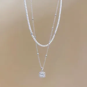 Elegante collar de dos capas con perlas y un colgante cuadrado muy brillante