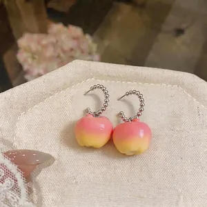 Boucles d'oreilles en C avec pendentifs pommes en résine dégradé rose et perles